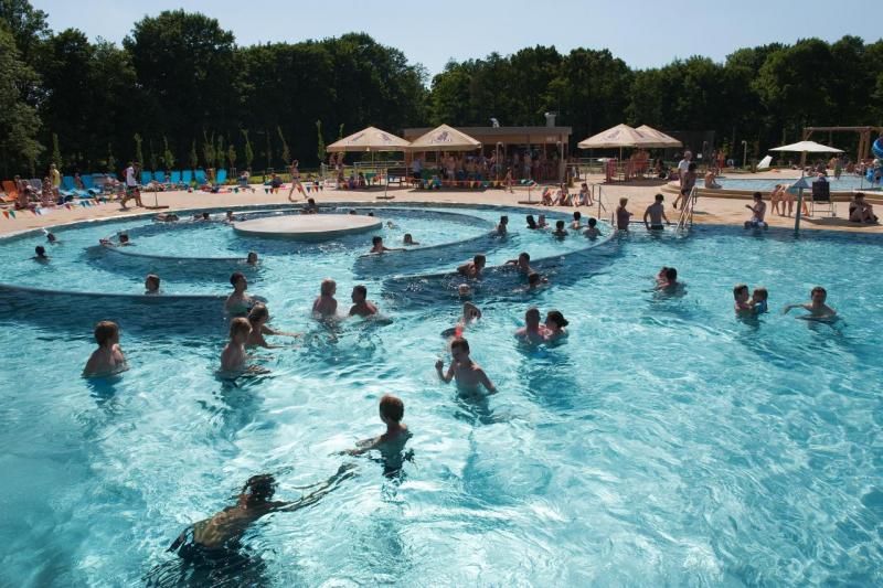 Voda v bazénech na Flošně má 26 stupňů | Foto: SNHK
